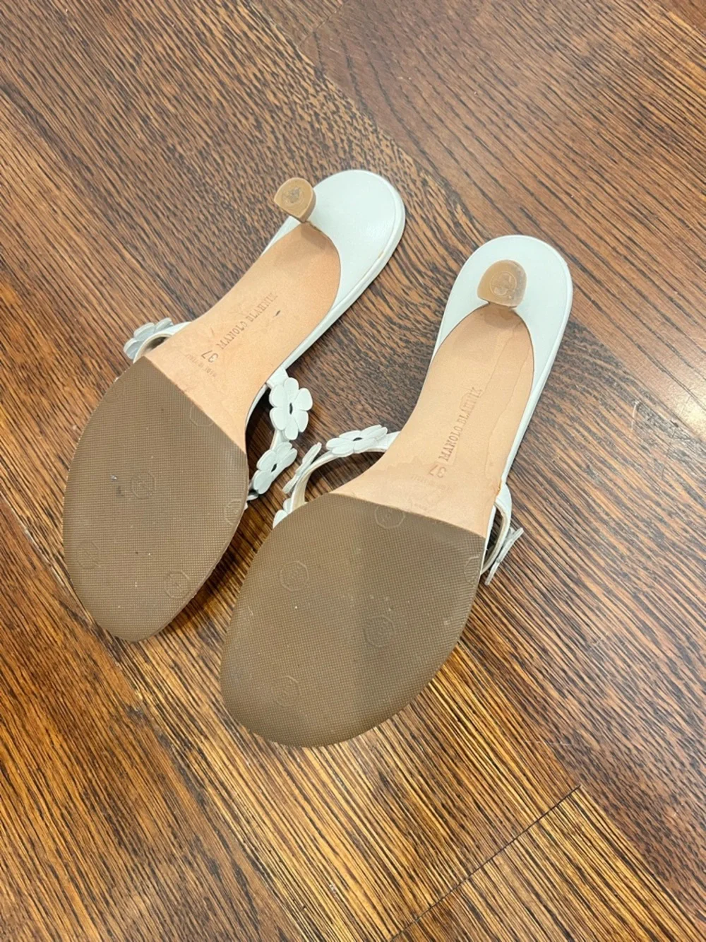 Manolo Blahnik White Floral Leather kitten heel Sandals - Picture 2 of 3